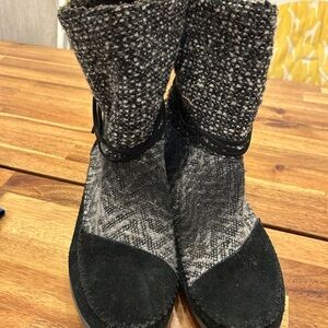 Toms Black and Gray Winter Nepal 41 9.5 Boots